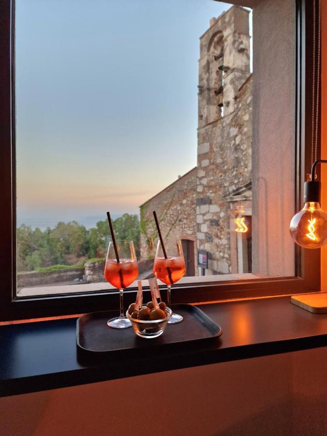 The White Domus Apartment Taormina Bagian luar foto